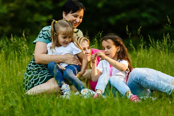 Zwei Mütter Mit Töchtern Vorschulalter Ruhen Sich Grünen Park Aus — Stockfoto