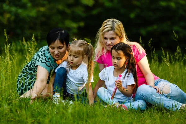 Deux Mères Avec Des Filles Âge Préscolaire Reposant Dans Parc — Photo