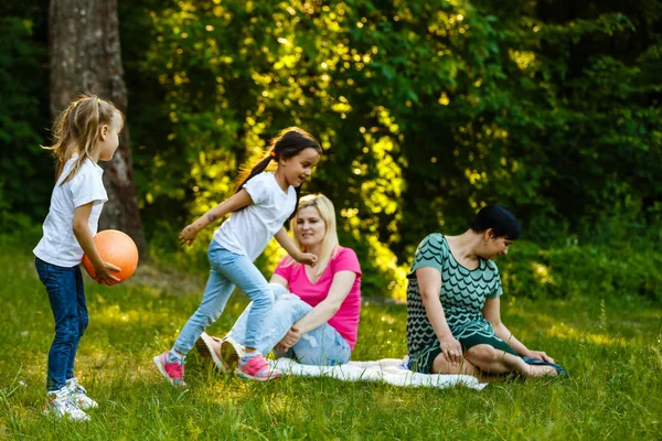 Deux Mères Avec Des Filles Âge Préscolaire Reposant Dans Parc — Photo