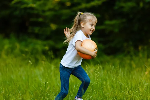 Маленькая Девочка Зеленом Платье Тыквой Парке — стоковое фото