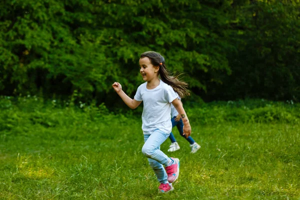 Meninas Correndo Parque — Fotografia de Stock