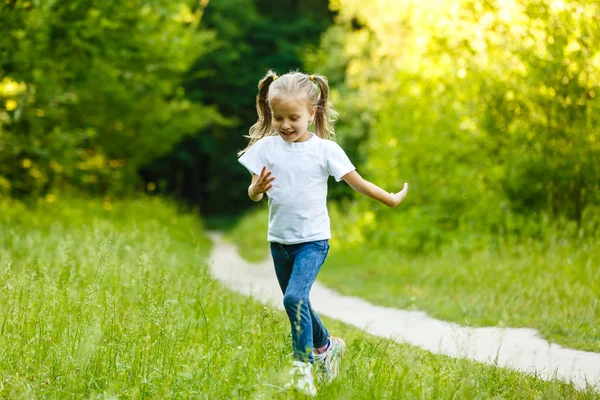 Kleines Mädchen Grünen Kleid Läuft Durch Den Park — Stockfoto