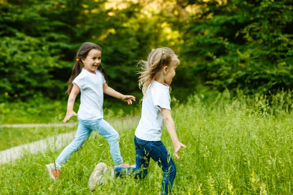 Enfants Heureux Courant Dans Parc Vert Été — Photo