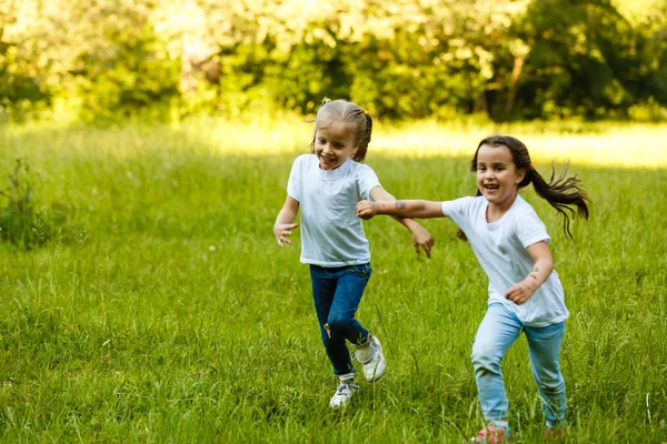 Šťastné Děti Zeleném Letním Parku — Stock fotografie