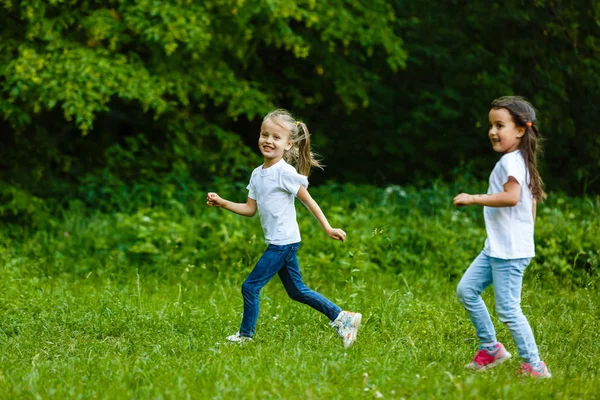 Счастливые Дети Бегут Зеленом Летнем Парке — стоковое фото