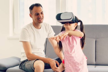 Baba ve sanal gerçeklik gözlük ile oynayan kız