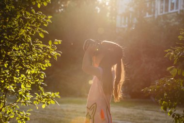 Sanal gerçeklik kulaklık üzerinde arka bahçesinde oynayan kızla  