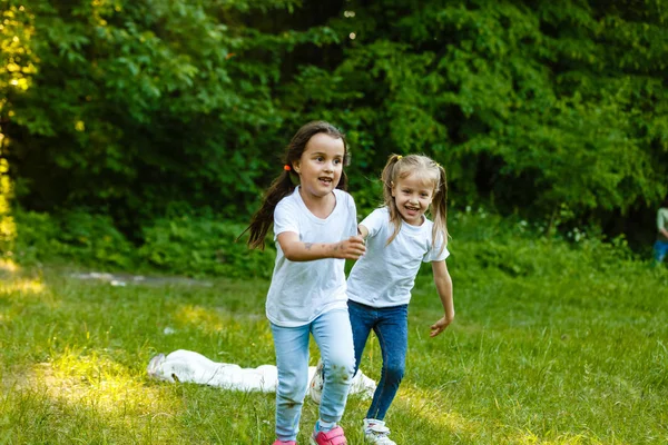 Zöld Nyári Parkban Futó Boldog Gyerekek — Stock Fotó