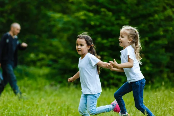 Zöld Nyári Parkban Futó Boldog Gyerekek — Stock Fotó