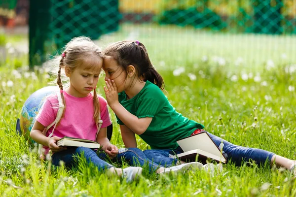 Zwei Kleine Schulmädchen Sitzen Auf Gras Mit Globus — Stockfoto