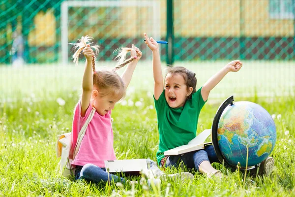 Dos Colegialas Sentadas Hierba Con Globe — Foto de Stock