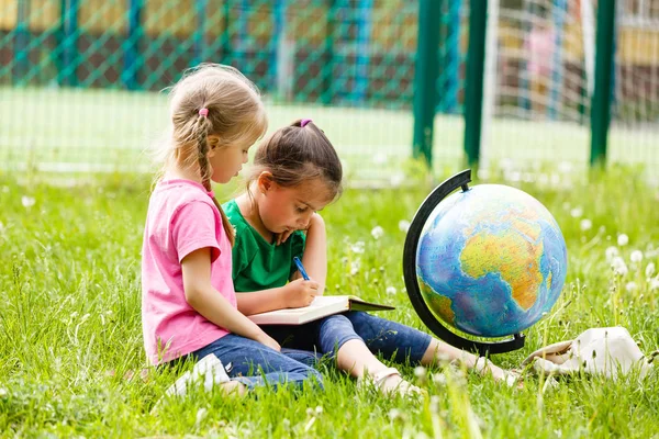 Dos Colegialas Sentadas Hierba Con Globe — Foto de Stock