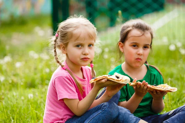 Дві Дівчини Сидять Траві Їдять Свіжу Піцу — стокове фото