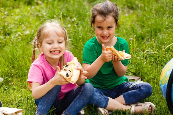 Дві Дівчини Сидять Траві Їдять Свіжу Піцу — стокове фото