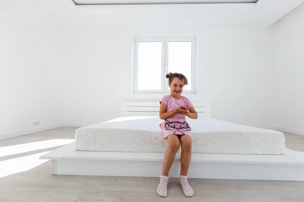 Menina Morena Feliz Relaxante Cama Grande — Fotografia de Stock