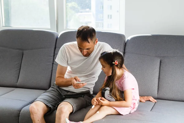 Padre Figlia Che Giocano Con Realtà Virtuale Casa — Foto Stock