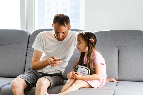 Padre Figlia Che Giocano Con Realtà Virtuale Casa — Foto Stock