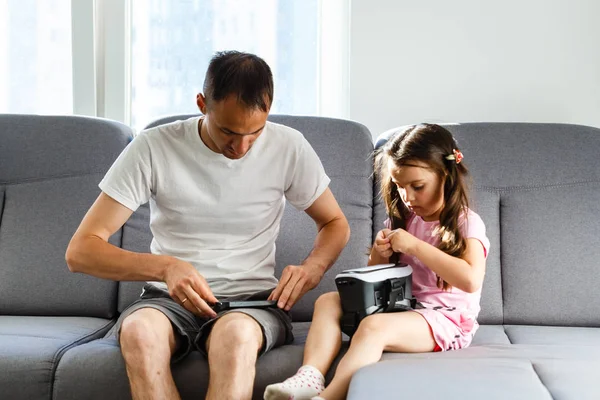 Padre Figlia Che Giocano Con Realtà Virtuale Casa — Foto Stock