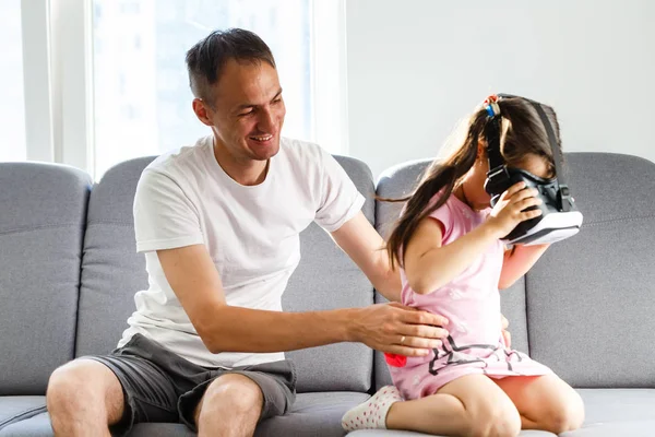 Pai Filha Brincando Com Realidade Virtual Casa — Fotografia de Stock