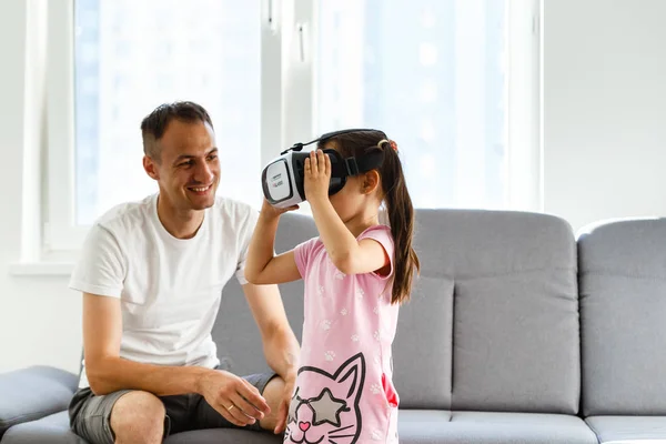 Father Daughter Playing Virtual Reality Glasses — Stock Photo, Image