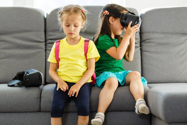 Due Bambine Che Usano Occhiali Realtà Virtuale Salotto Casa — Foto Stock