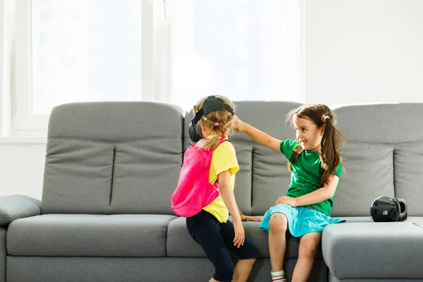 Zwei Kleine Mädchen Mit Virtual Reality Brille Heimischen Wohnzimmer — Stockfoto