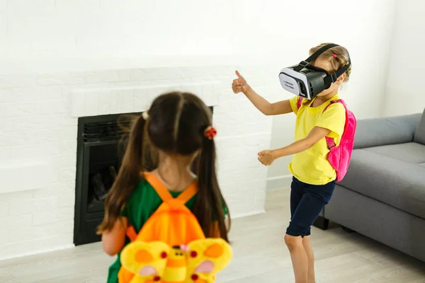 Due Bambine Che Usano Occhiali Realtà Virtuale Salotto Casa — Foto Stock