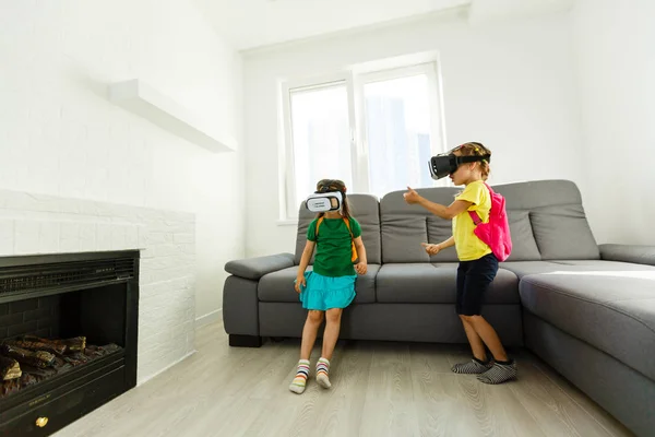 Dos Niñas Utilizando Gafas Realidad Virtual Sala Estar Casa — Foto de Stock