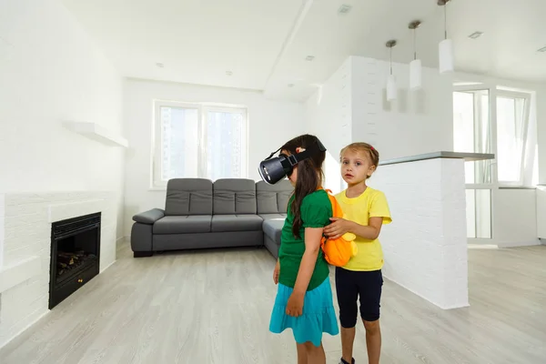 Zwei Kleine Mädchen Mit Virtual Reality Brille Heimischen Wohnzimmer — Stockfoto