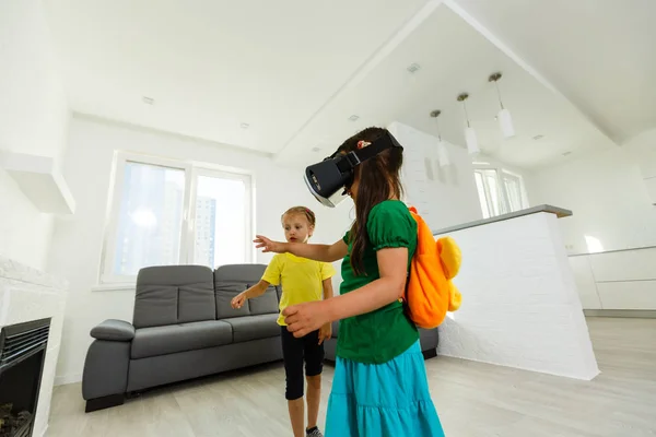 Two Little Girls Using Virtual Reality Goggles Living Room Home — Stock Photo, Image