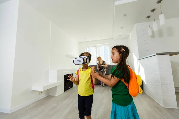 Zwei Kleine Mädchen Mit Mutter Virtueller Brille Spielen Wohnzimmer — Stockfoto