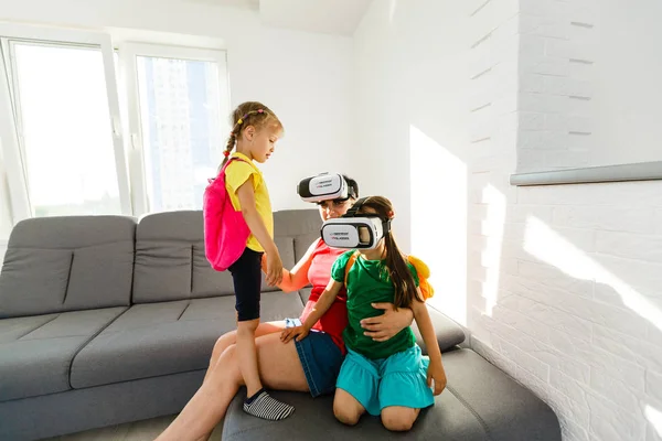 Νεαρή Οικογένεια Παίζει Ακουστικά Εικονικής Πραγματικότητας Στο Σπίτι — Φωτογραφία Αρχείου