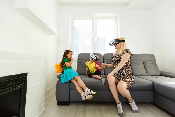 Zwei Kleine Mädchen Mit Mutter Virtueller Brille Spielen Wohnzimmer — Stockfoto