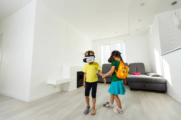 Δύο Κοριτσάκια Χρησιμοποιώντας Εικονική Πραγματικότητα Γυαλιά Στο Σαλόνι Στο Σπίτι — Φωτογραφία Αρχείου
