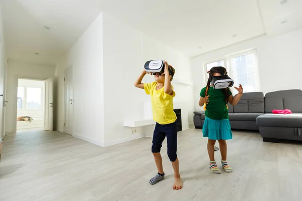Δύο Κοριτσάκια Χρησιμοποιώντας Εικονική Πραγματικότητα Γυαλιά Στο Σαλόνι Στο Σπίτι — Φωτογραφία Αρχείου