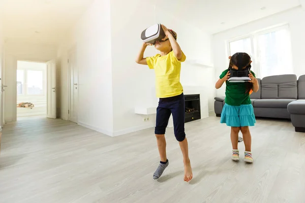 Deux Petites Filles Utilisant Des Lunettes Réalité Virtuelle Dans Salon — Photo