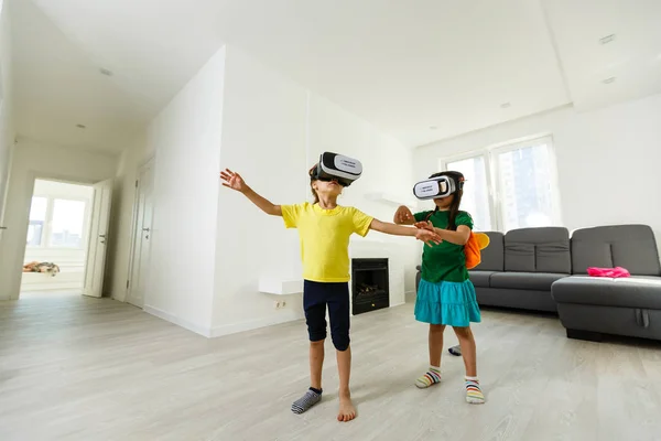 Two Little Girls Using Virtual Reality Goggles Living Room Home — Stock Photo, Image