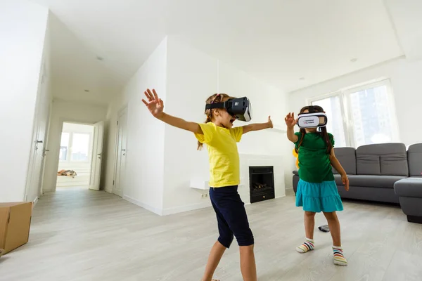 Deux Petites Filles Utilisant Des Lunettes Réalité Virtuelle Dans Salon — Photo