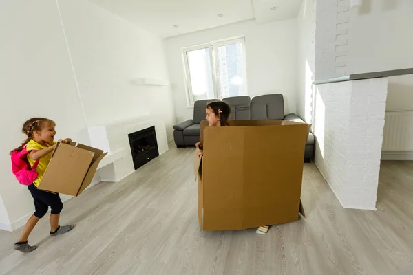 Dos Niñas Preescolares Jugando Cajas Cartón Casa —  Fotos de Stock