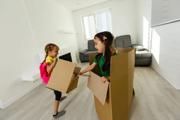 Twee Preschool Meisjes Spelen Kartonnen Dozen Thuis — Stockfoto