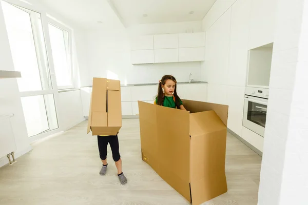 Deux Filles Âge Préscolaire Jouant Dans Des Boîtes Carton Maison — Photo