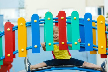 Parkta oynayan küçük kız.  