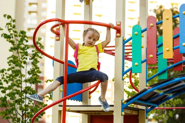 Little Girl Playing Park — Stock Photo, Image