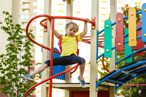 Menina Brincando Parque — Fotografia de Stock