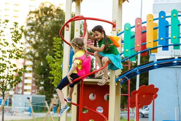 Twee Kleine Meisjes Spelen Speelplaats — Stockfoto