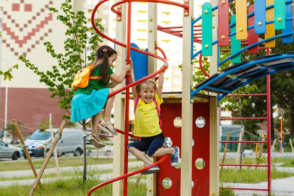 Twee Kleine Meisjes Spelen Speelplaats — Stockfoto