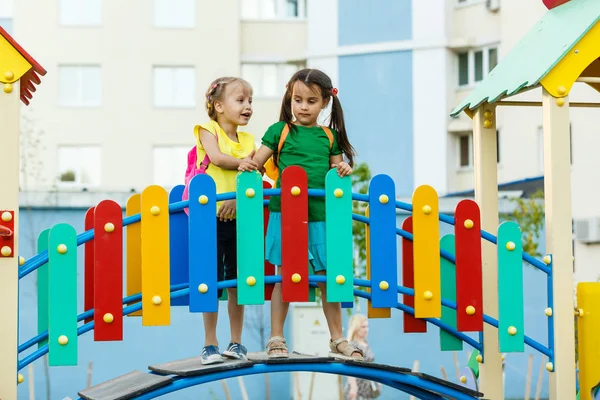 Oyun parkında oynayan iki küçük kız 