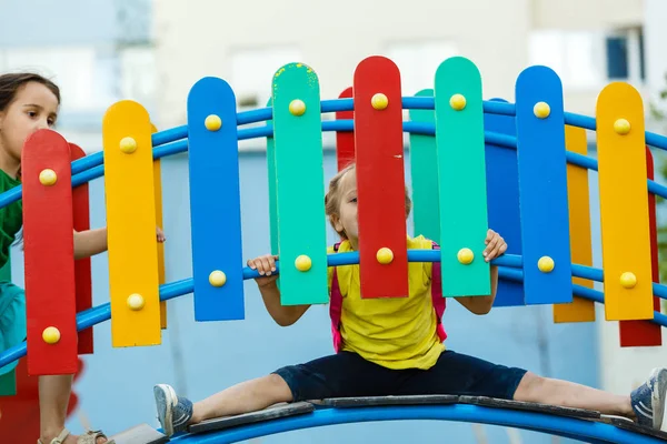 Menina Brincando Parque — Fotografia de Stock