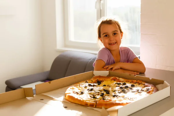 Portret Głodnej Dziewczynki Jedząc Smaczną Pizzę Słonecznej Kuchni — Zdjęcie stockowe