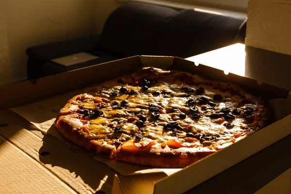Zamknij Widok Świeżą Pizzę Kartonie Stole Kuchennym — Zdjęcie stockowe